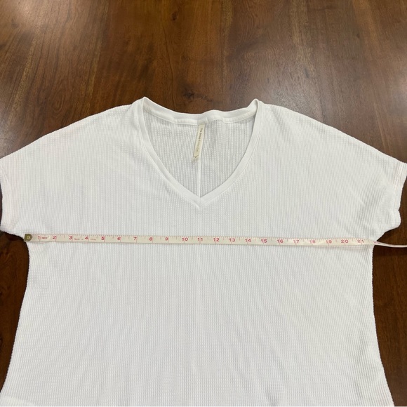 Aritzia The Group by Babaton Berry V Neck Waffle T-Shirt Size XS - Picture 7 of 8
